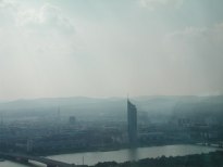 Der Milleniumtower und die Donau sehen von 160 Meter Höhe so klein aus