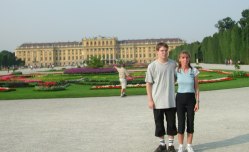 Marco und ich stehen vor Schloss Schönbrunn