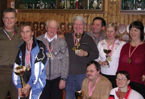 Alfred Tauber
mit allen Schützen, die eine Medaille bzw. Pokal erhalten haben.