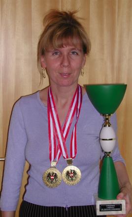 Ich mit zwei Goldmedaillen und dem großen grünen Pokal