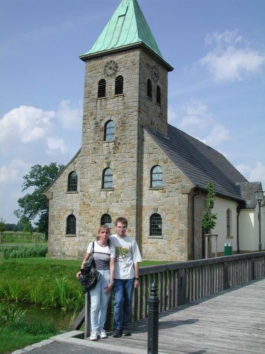 Marco und ich vor der Venhauser Kirche