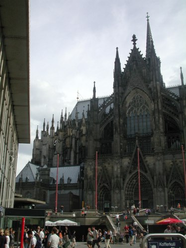 Der Kölner Dom von unten