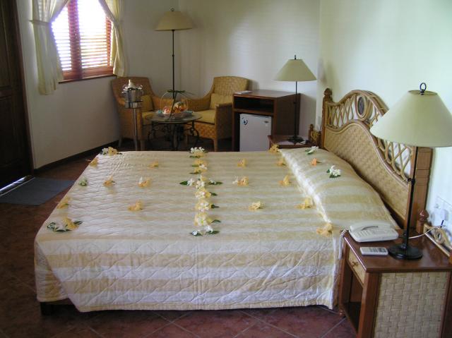 Mit Blumen geschmücktes Bett